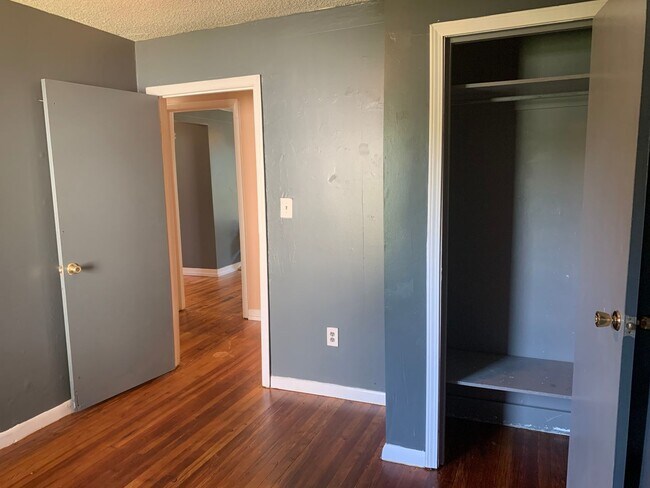 Building Photo - A quaint three bedroom one bath single family house in Five Points