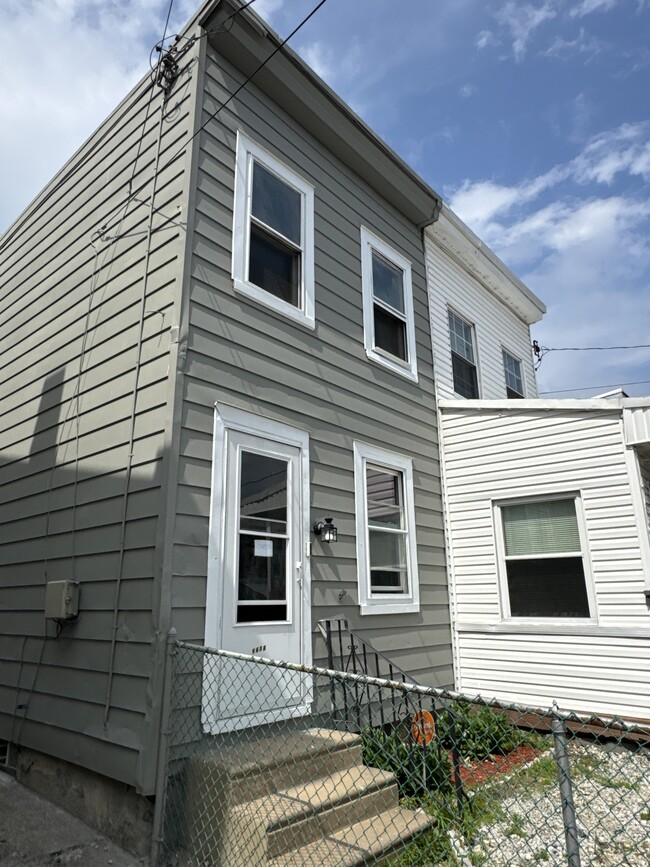 Building Photo - 4638 James St