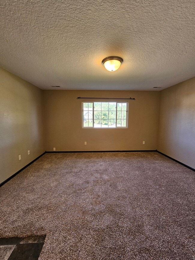 Building Photo - 4 BEDROOM | 3 BATH | TOWNHOME | GARAGE | WEST SIDE