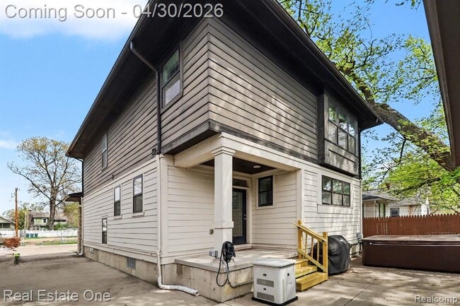 Building Photo - 714 E University Ave