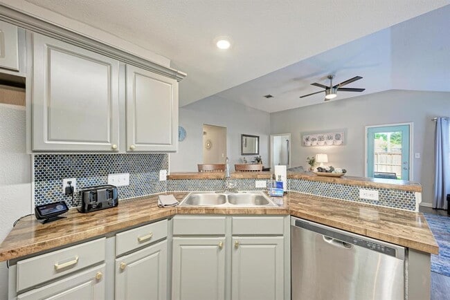 Building Photo - 2022 Balsam Way
