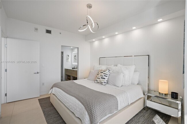 Building Photo - 16385 Biscayne Blvd