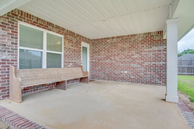 Building Photo - Beautiful North Pensacola 3BR Home with Oversized Primary Suite, Double Vanity Bath, 2-Car Garage...