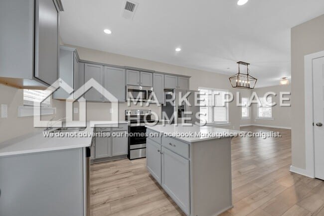 Building Photo - 170 Kings Wy