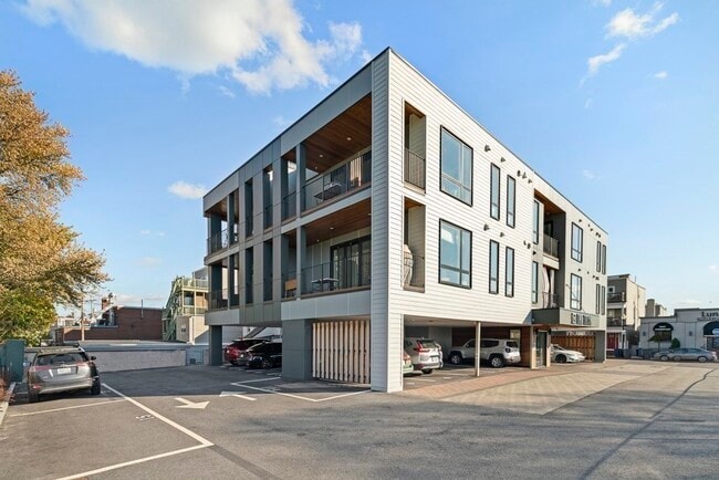 Building Photo - 946 Saratoga St