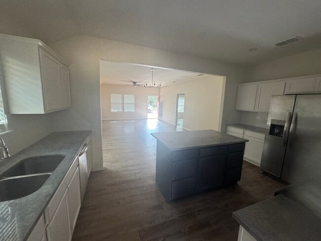 Building Photo - 3 bedroom, 2 bath