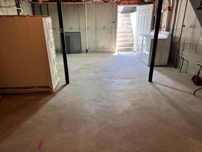 Building Photo - 158 Beech St