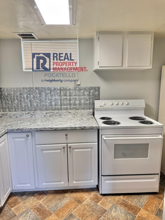 Building Photo - 1921 Monte Vista Dr