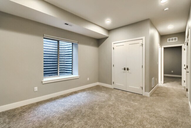 Building Photo - 3 bedroom Townhome + 2 Large Flex Spaces &...
