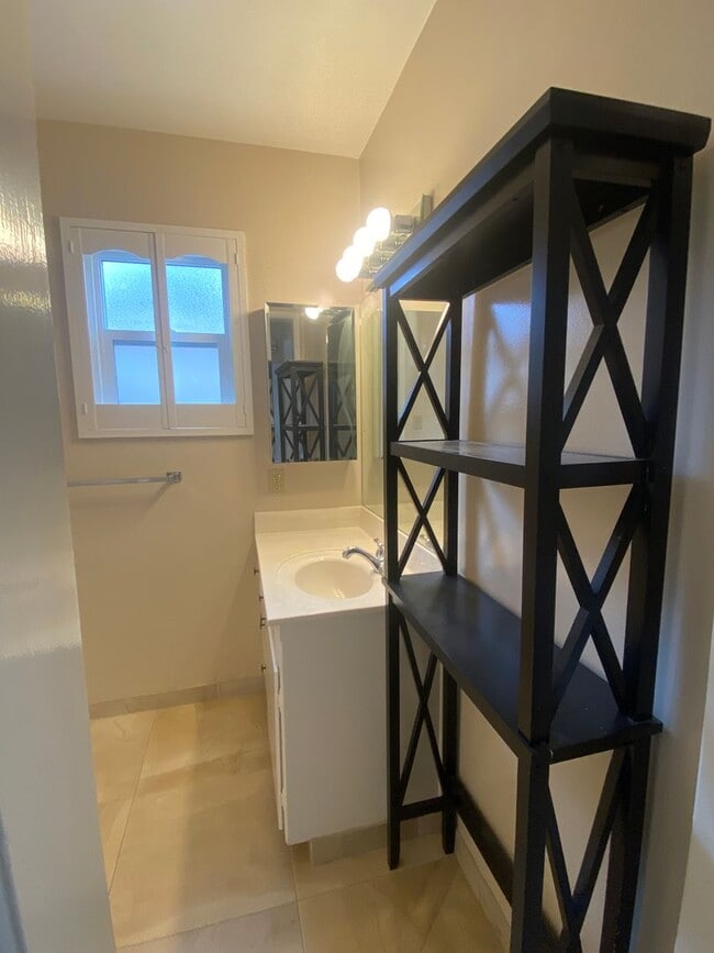 Building Photo - Pool Home in Orange for Lease