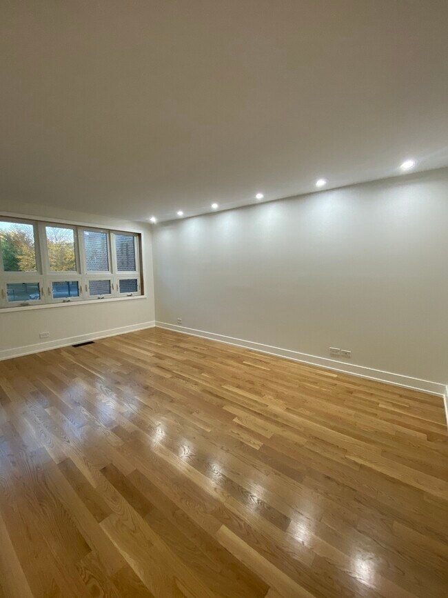 Building Photo - 3270 N Elston Ave