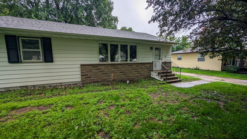 Primary Photo - 607 Roiland St
