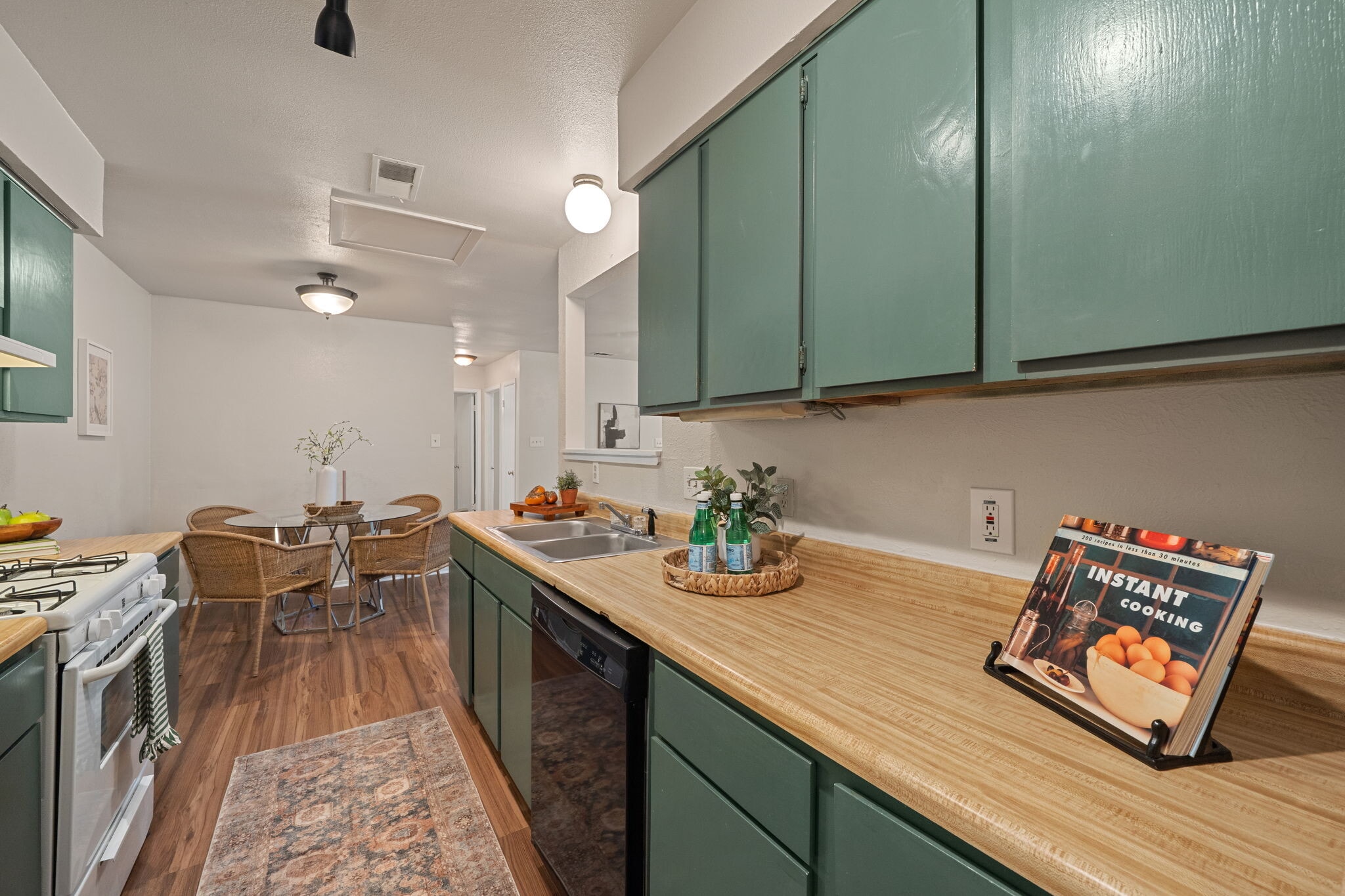 Building Photo - 703 Country Aire Dr