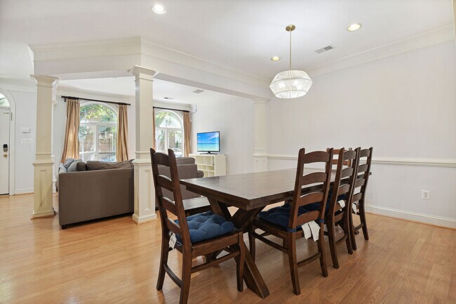 Building Photo - 557 Longhorn Crescent