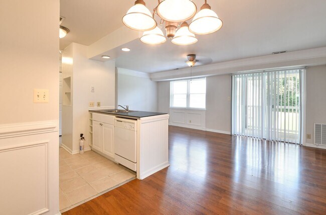 Building Photo - 102 Chesterfield Ln