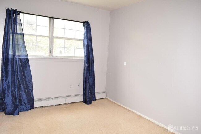 Building Photo - 31 Larch St