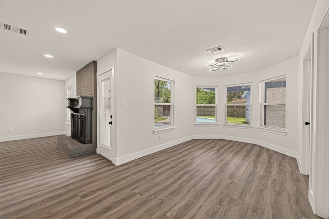 Building Photo - 10011 Pine Pass Dr