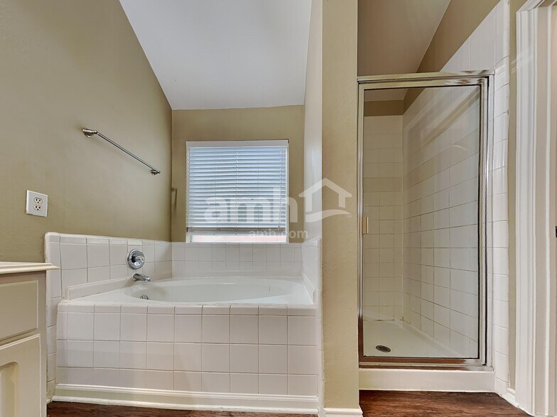 Building Photo - 1835 Manor Dr