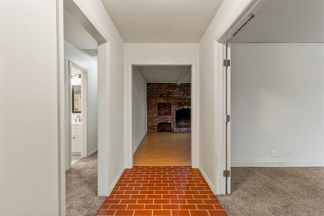 Building Photo - 6010 S 73rd East Ave