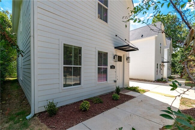 Building Photo - 810 S Wood Ave
