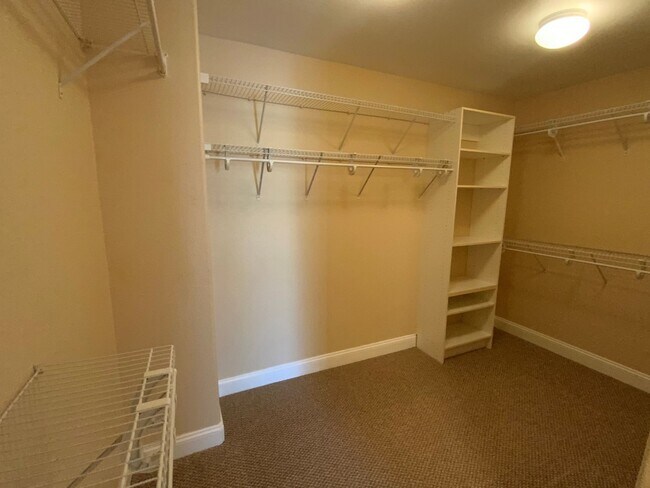 Building Photo - SUPER UPGRADED 3BD/2.5BA HOME W/ POOL/SPA!!