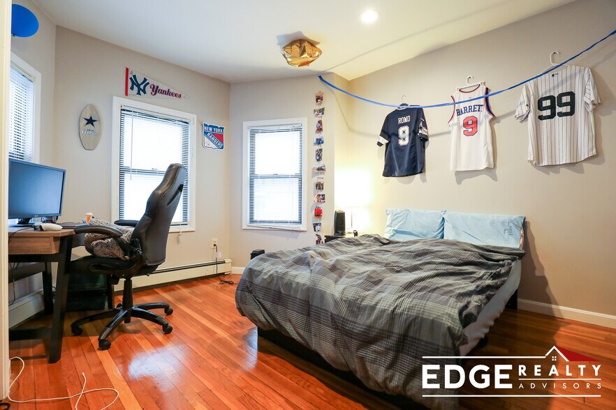 Building Photo - 10 Glenville Ave