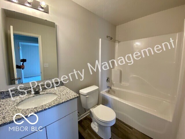 Building Photo - 2608 W Kings Cyn Dr