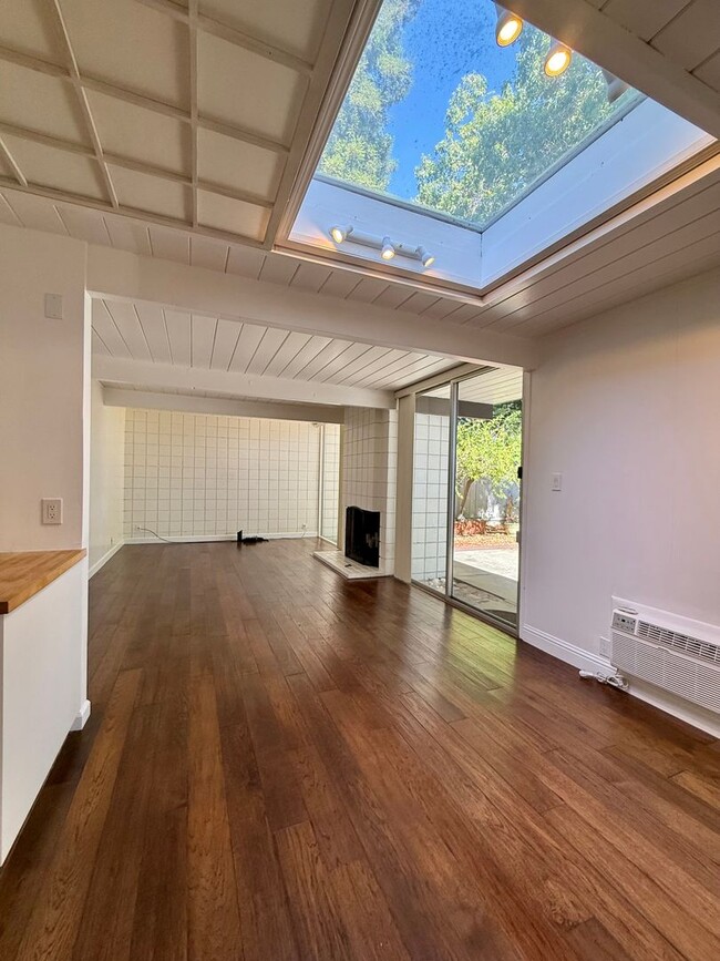 Building Photo - 2 Bedroom, 1 Bath Eichler -Townhouse, Sant...