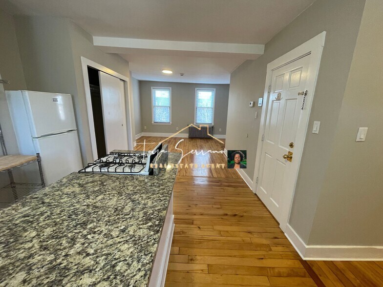 Building Photo - 39 Beacon St