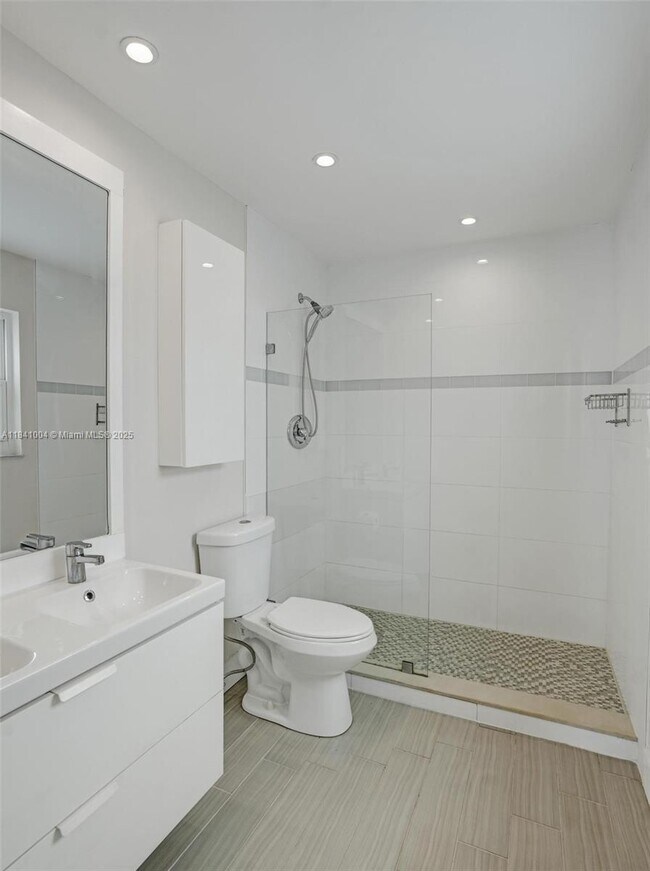 Building Photo - 7425 Silver Woods Ct