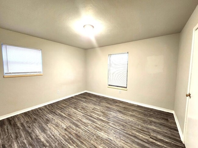 Building Photo - 3 Bed 1.5 Bath 1 Car Garage in the Henders...