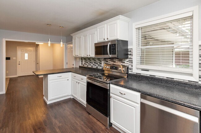Building Photo - NEWLY UPDATED!! 3 Bedroom, 2 Bathroom Home in Des Moines!
