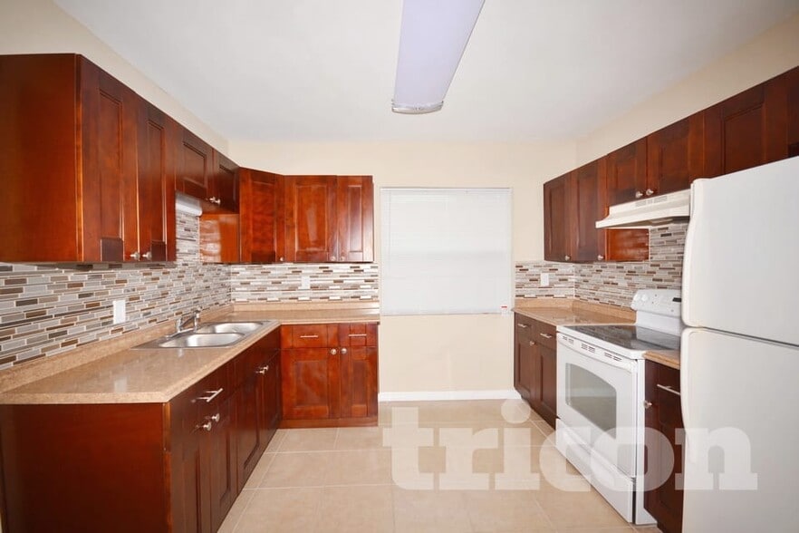 Building Photo - 1707 W Hanlon St