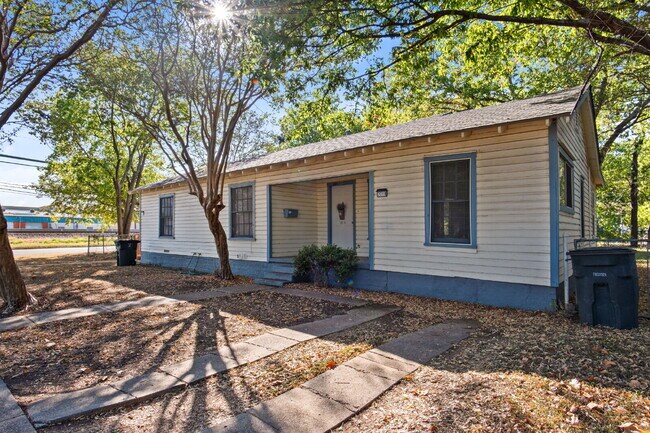 Building Photo - "Charming 2-Bedroom Duplex Retreat on Clou...