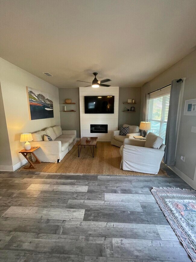 Building Photo - 105 1st St