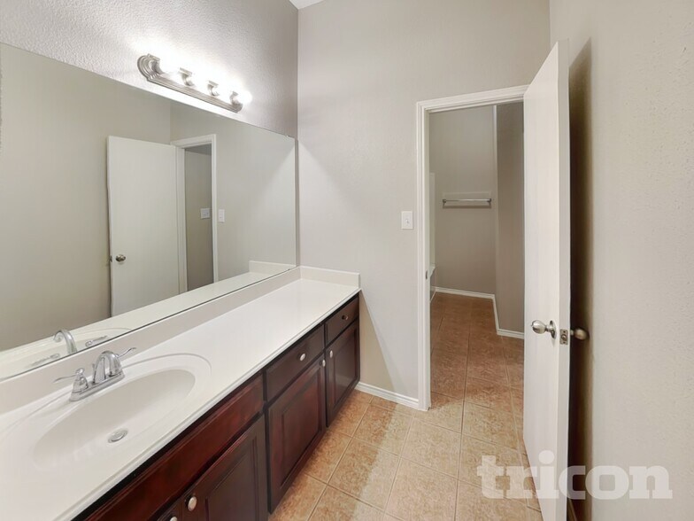 Building Photo - 5401 Creek Hill Ln