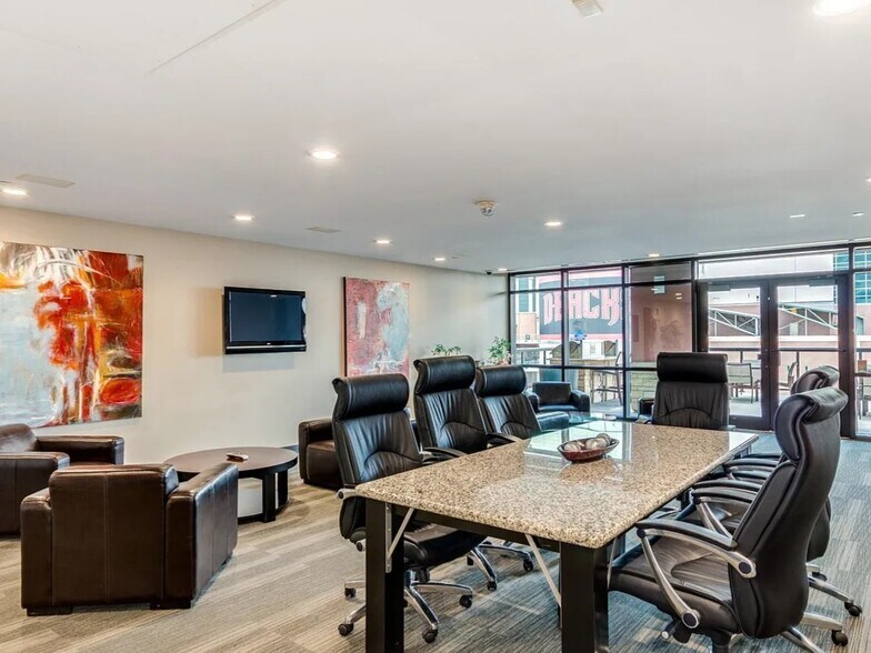 Building Photo - 310 S 4th St