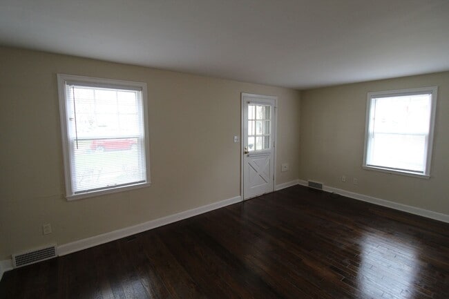Building Photo - March FREE On This One Bedroom Duplex in North Kansas City