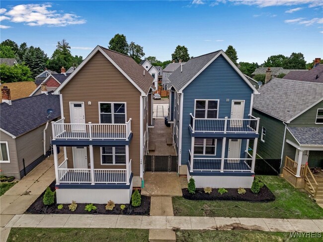 Building Photo - 140 Seymour St