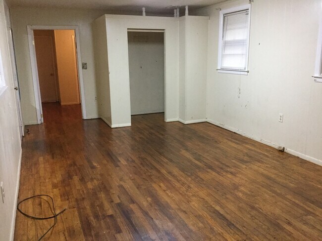 Building Photo - 4 bedroom 2 bath house for rent.