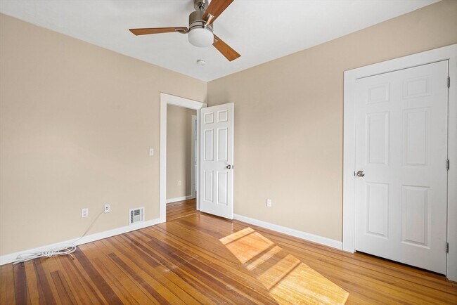 Building Photo - 18 St Clair St