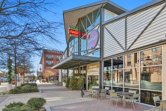 Building Photo - 640 S Pearl Expy