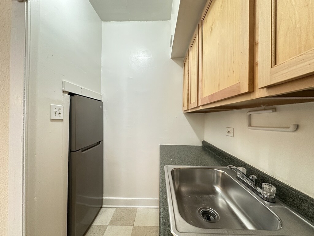 Building Photo - 566 W Arlington Pl