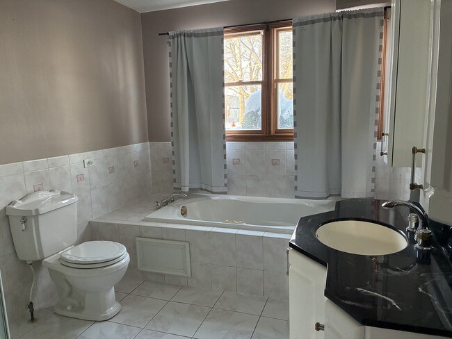 Building Photo - 360 Garden Ct