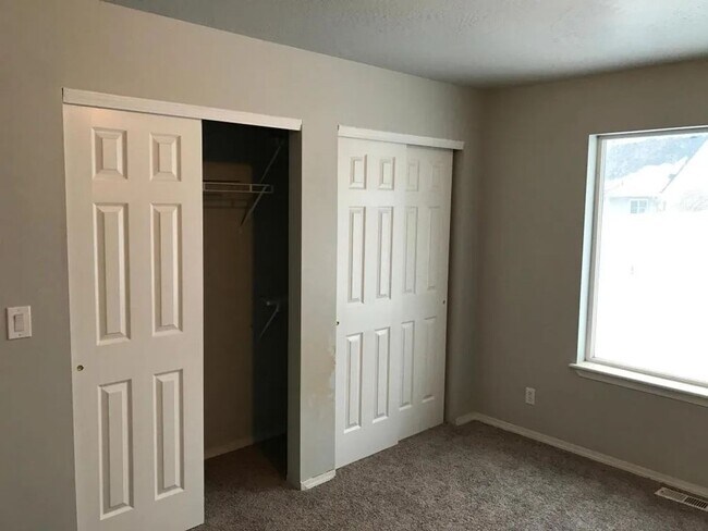 Building Photo - For Rent: 3 Bedroom Single-Level Home in W...