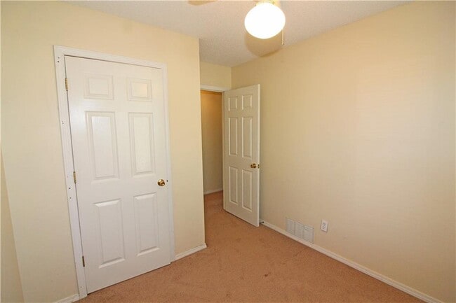 Building Photo - 2515 Parkcrest Dr