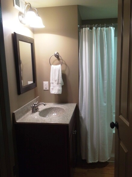 bath - 1132 Locust St