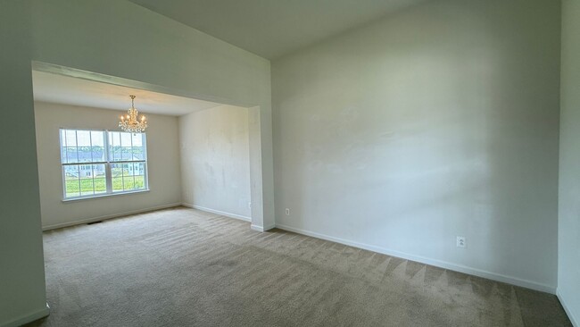 Building Photo - Large Spotsy Colonial