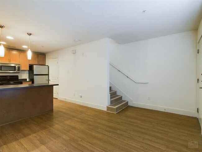 Building Photo - 711 W 32nd St