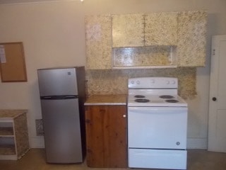Kitchen west wall - 922 E Main St